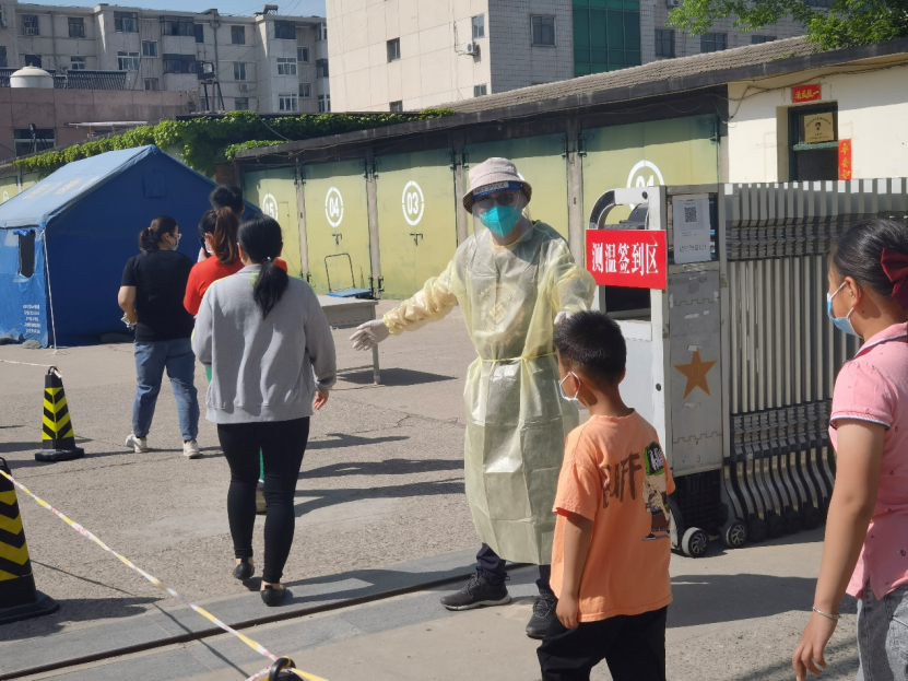 吴迪在协助居民做核酸检测