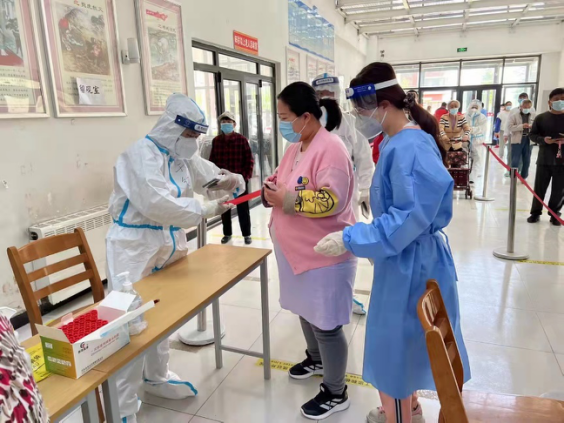 通州法院干警梁睿诗（右“小蓝”）